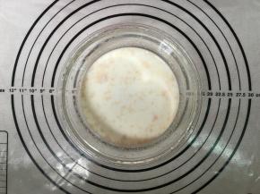 牛奶倒碗里。加酵母和白糖，搅散融化。