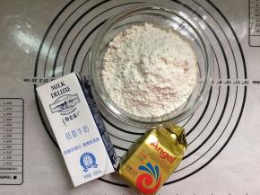 牛奶一盒。面粉备好。酵母备好。