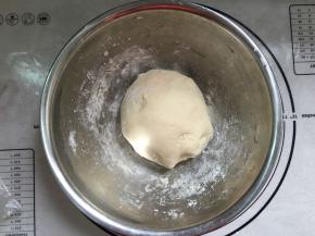 揉成光滑的面团。