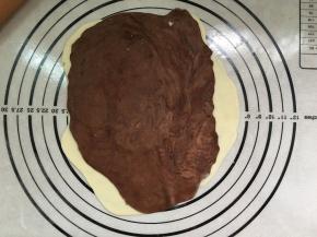 两种颜色用擀面杖排气擀成薄片，重叠在一起。