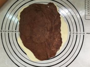 两种颜色用擀面杖排气擀成薄片，重叠在一起。