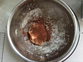 拿出一半加可可粉。揉成面团。中途太干记得加点水。