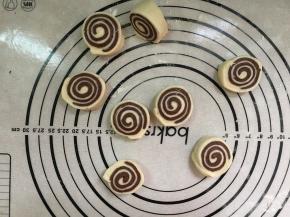 大小自己决定。盖上湿布醒发10分钟。