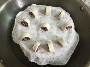 放蒸架上冷水下锅烧开15分钟，焖5分钟打开锅即可。