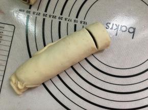 卷起来。稍微卷紧一点。用锋利的刀切成一段段。