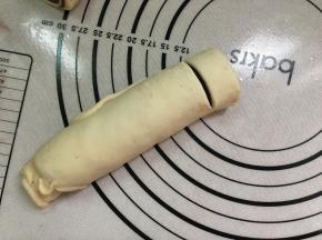 卷起来。稍微卷紧一点。用锋利的刀切成一段段。