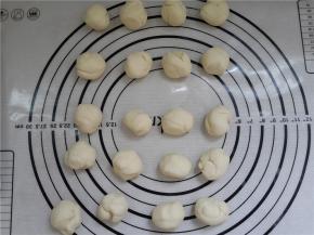 分成10克一个的圆形小面团