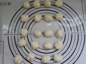 分成10克一个的圆形小面团