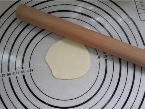 用擀面杖擀薄擀圆做饺子皮