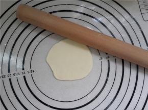 用擀面杖擀薄擀圆做饺子皮