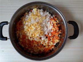 玉米切碎。胡萝卜切碎。马蹄切碎。全部混合一起