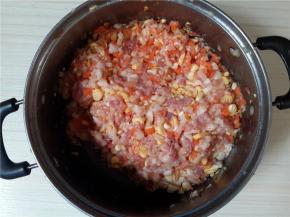 加入生抽，盐，料酒。搅拌均匀。