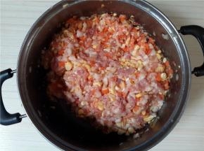 加入生抽，盐，料酒。搅拌均匀。
