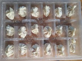 取饺子皮捏成自己想要的饺子形状