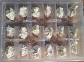 取饺子皮捏成自己想要的饺子形状
