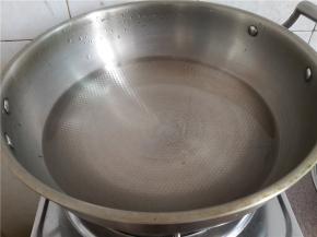 坐锅烧水至开。放半勺盐
