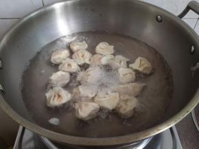 放饺子下去煮至熟即可。