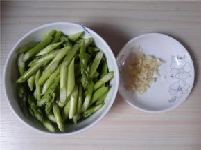 大蒜切沫，芦笋洗净切斜段。