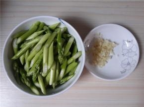 大蒜切沫，芦笋洗净切斜段。