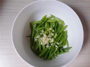 捞出放碗里，加入大蒜沫。可以用风扇大风吹散热气。