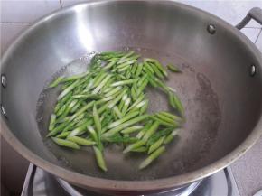 放切好的芦笋煮1分钟。