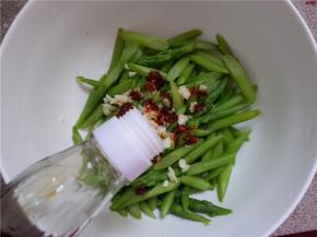 加入生抽和辣椒油。