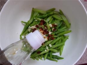 加入生抽和辣椒油。