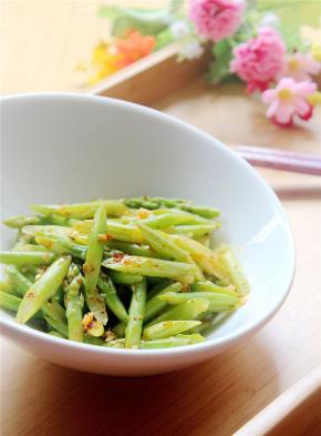 美味啦。锅中放盐可以保持芦笋颜色非常的碧绿。