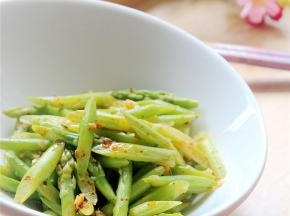 美味啦。锅中放盐可以保持芦笋颜色非常的碧绿。