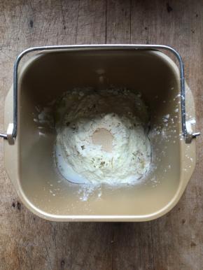 1.按照先液体后固体的顺序把面团的所有配料放入面包机桶内，糖、盐对角放，面粉中间挖个小洞倒入干酵母，启动面包机和面程序和面20分钟，和面结束后启动发酵程序进行发酵；