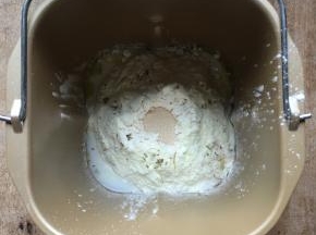 1.按照先液体后固体的顺序把面团的所有配料放入面包机桶内，糖、盐对角放，面粉中间挖个小洞倒入干酵母，启动面包机和面程序和面20分钟，和面结束后启动发酵程序进行发酵；