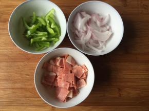 2.面团发酵的时候我们就可以来准备馅料啦：洋葱、青椒切成丝，培根切小块；