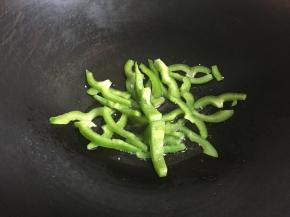 3.将青椒丝炒熟；