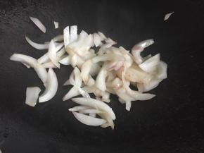 4.将洋葱丝炒熟；