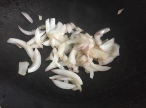 4.将洋葱丝炒熟；