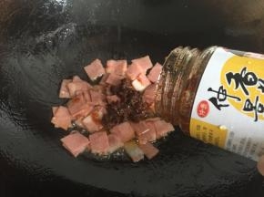 5.培根炒熟后再倒入香菇酱翻炒均匀;