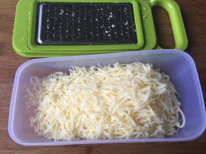 6.将解冻后的马苏里拉芝士刨成丝；