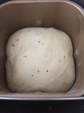 7.面团差不多发酵到2倍大了，继续和面5分钟排气；