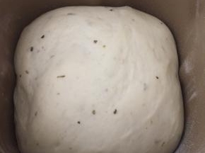 7.面团差不多发酵到2倍大了，继续和面5分钟排气；