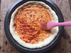 9.刷一层披萨酱；