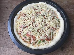 11.按照一层菜一层芝士的顺序放入培根、洋葱丝、青椒丝，最上面再撒适量芝士；