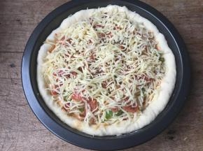 11.按照一层菜一层芝士的顺序放入培根、洋葱丝、青椒丝，最上面再撒适量芝士；