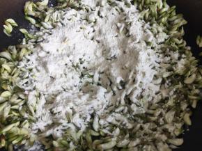 4.倒入面粉拌均匀，让每一朵槐花都裹上面粉;