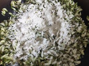 4.倒入面粉拌均匀，让每一朵槐花都裹上面粉;