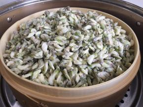 5.放入蒸笼里隔水蒸15分钟左右;