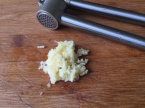 6.将蒜瓣压成蒜蓉；