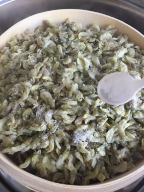 7.蒸好的槐花中放入盐；