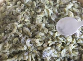 7.蒸好的槐花中放入盐；