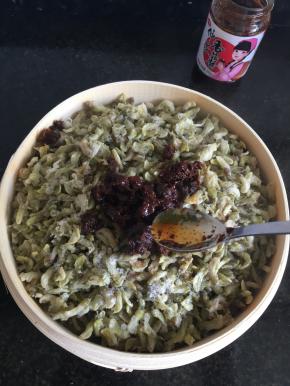 9.放入香菇酱；