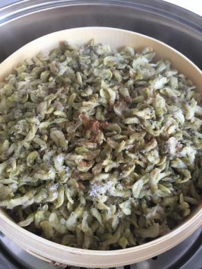 8.撒入五香粉；